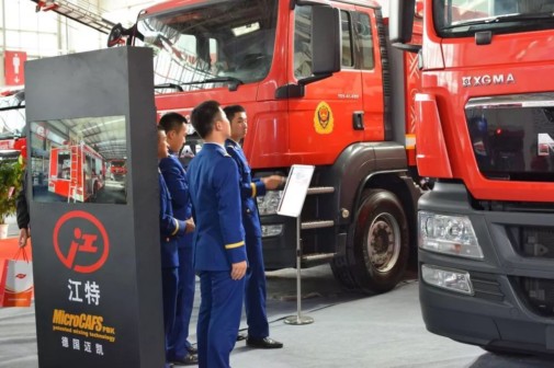 消防部队参观我公司消防车