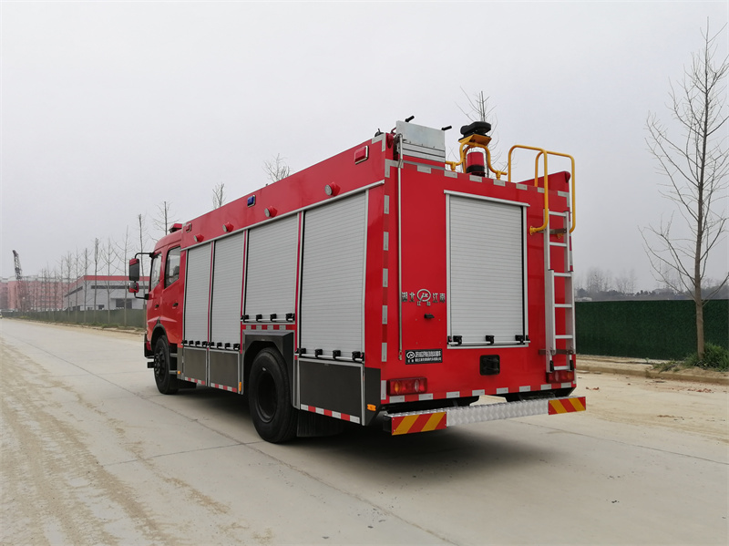 东风仿天锦泡沫消防车（6.3吨）图片