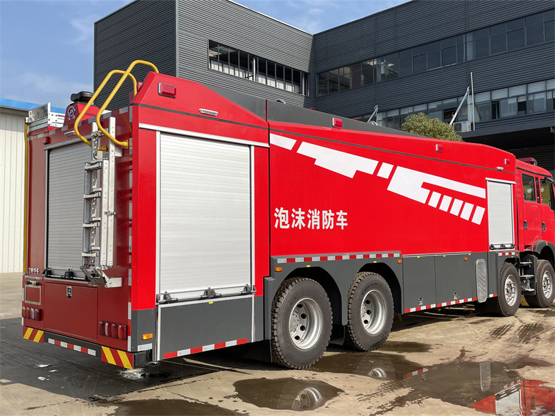 豪沃前四后八水罐消防车（18吨）图片